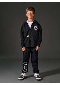 Sinsay - Spodnie jogger Smiley - czarny - id: 434DN-99X - marki Sinsay - 186173033 Sinsay - Spodnie jogger Smiley - czarny ze sklepu Sinsay w kategorii Spodnie chłopięce - zdjęcie 186173033