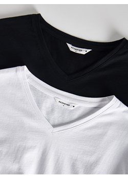 Reserved - T-shirt slim z dekoltem V - biały ze sklepu Reserved w kategorii T-shirty męskie - zdjęcie 186178131