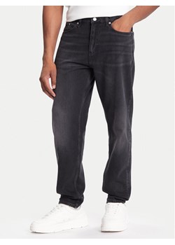 Tommy Jeans Jeansy DM0DM22182 Czarny Regular Fit ze sklepu MODIVO w kategorii Jeansy męskie - zdjęcie 186186681