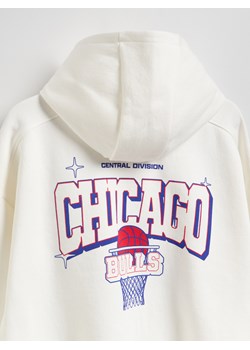Reserved - Bluza Chicago Bulls NBA - złamana biel - id: 934FJ-01X - marki Reserved - 186198980 Reserved - Bluza Chicago Bulls NBA - złamana biel ze sklepu Reserved w kategorii Bluzy chłopięce - zdjęcie 186198980