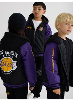 Reserved - Kurtka Los Angeles Lakers NBA - czarny - id: UY033-99X - marki Reserved - 186199123 Reserved - Kurtka Los Angeles Lakers NBA - czarny ze sklepu Reserved w kategorii Kurtki chłopięce - zdjęcie 186199123