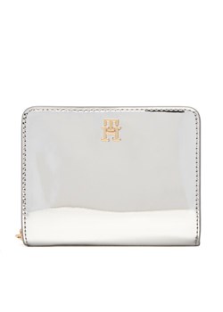 Portfel Tommy Hilfiger Med Za W/Flap Met AW0AW18037 Srebrny ze sklepu eobuwie.pl w kategorii Portfele damskie - zdjęcie 186199822