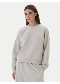 adidas Bluza Cozy Holiday Graphic KA9950 Beżowy Loose Fit ze sklepu MODIVO w kategorii Bluzy damskie - zdjęcie 186200512