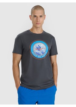 Męski t-shirt z nadrukiem 4F 4FRSS25TTSHM3155 - szary ze sklepu Sportstylestory.com w kategorii T-shirty męskie - zdjęcie 186202111
