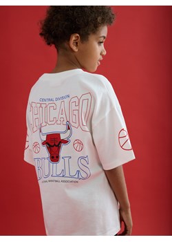Reserved - T-shirt Chicago Bulls NBA - złamana biel ze sklepu Reserved w kategorii T-shirty chłopięce - zdjęcie 186210923