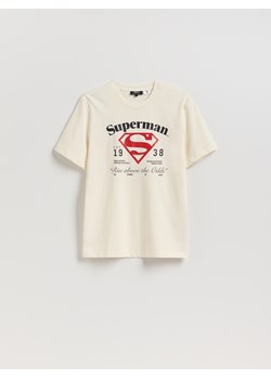 Reserved - Bawełniany t-shirt regular fit SUPERMAN™ - złamana biel ze sklepu Reserved w kategorii T-shirty męskie - zdjęcie 186213354
