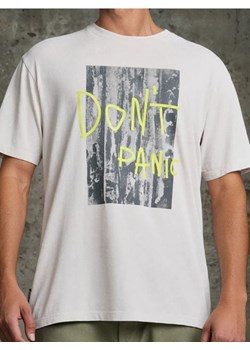 Sinsay - Koszulka comfort fit z nadrukiem i efektem sprania - kremowy ze sklepu Sinsay w kategorii T-shirty męskie - zdjęcie 186218410