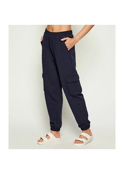 Emporio Armani Spodnie dresowe | Regular Fit ze sklepu Gomez Fashion Store w kategorii Spodnie damskie - zdjęcie 186229594