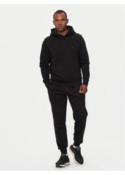 Tommy Hilfiger Dres Flag Logo MW0MW36440 Czarny Regular Fit ze sklepu MODIVO w kategorii Dresy męskie - zdjęcie 186229663