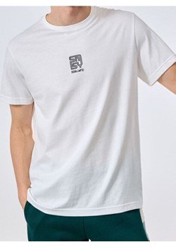 Sinsay - Koszulka z nadrukiem - kremowy - id: 559EY-01X - marki Sinsay - 186231461 Sinsay - Koszulka z nadrukiem - kremowy ze sklepu Sinsay w kategorii T-shirty męskie - zdjęcie 186231461
