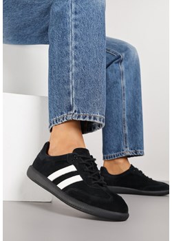 Czarno-Białe Skórzane Sneakersy na Płaskiej Podeszwie Ozdobione Paskami Nelavirae ze sklepu born2be.pl w kategorii Buty sportowe damskie - zdjęcie 186231784