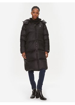 Calvin Klein Jeans Płaszcz zimowy J20J221892 Czarny Regular Fit ze sklepu MODIVO w kategorii Płaszcze damskie - zdjęcie 186233674