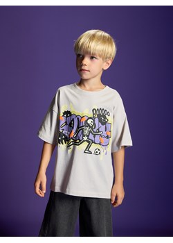 Reserved - T-shirt z nadrukiem świecącym w ciemności - jasnoszary ze sklepu Reserved w kategorii T-shirty chłopięce - zdjęcie 186240393