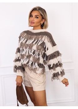 SWETER BEŻOWY W PASKI KOLORU FANGO Z FRĘDZLAMI ze sklepu olika.com.pl w kategorii Swetry damskie - zdjęcie 186243550