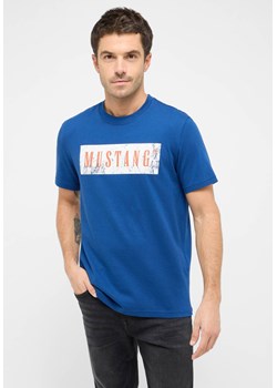 Męski T-Shirt Mustang Style Austin Navy Peony 1016274 5445 - id: 47747 - marki Mustang - 186244482 Męski T-Shirt Mustang Style Austin Navy Peony 1016274 5445 ze sklepu YouNeedit.pl w kategorii T-shirty męskie - zdjęcie 186244482