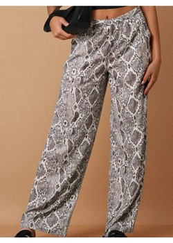 Sinsay - Wiskozowe spodnie wide leg ze zwierzęcym wzorem - wielobarwny - id: 676FJ-MLC - marki Sinsay - 186244902 Sinsay - Wiskozowe spodnie wide leg ze zwierzęcym wzorem - wielobarwny ze sklepu Sinsay w kategorii Spodnie damskie - zdjęcie 186244902