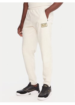 EA7 Emporio Armani Spodnie dresowe 7M000676 AF16718 U1086 Beżowy Regular Fit ze sklepu MODIVO w kategorii Spodnie męskie - zdjęcie 186245562