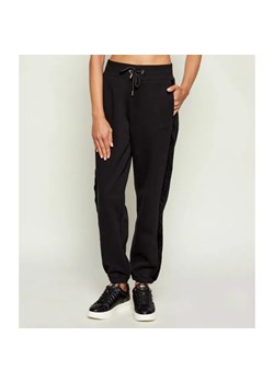 GUESS ACTIVE Spodnie dresowe AELIA | Regular Fit - id: GV255W000071046 - marki Guess - 186255103 GUESS ACTIVE Spodnie dresowe AELIA | Regular Fit ze sklepu Gomez Fashion Store w kategorii Spodnie damskie - zdjęcie 186255103