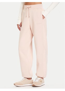 Guess Spodnie dresowe V5BB10 KB681 Różowy Regular Fit ze sklepu MODIVO w kategorii Spodnie damskie - zdjęcie 186258772