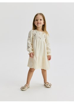 Reserved - Dzianinowa sukienka z haftem - kremowy ze sklepu Reserved w kategorii Sukienki dziewczęce - zdjęcie 186265940