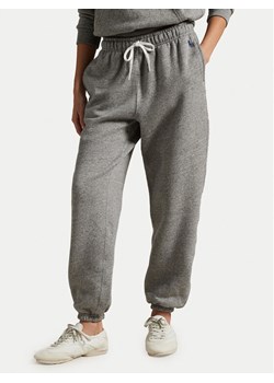 Polo Ralph Lauren Spodnie dresowe Prl Flc Pnt 211943009004 Szary Regular Fit ze sklepu MODIVO w kategorii Spodnie damskie - zdjęcie 186267421