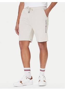 Tommy Hilfiger Szorty sportowe UM0UM03452 Écru Relaxed Fit ze sklepu MODIVO w kategorii Spodenki męskie - zdjęcie 186267553
