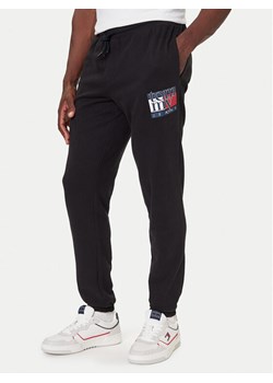 Tommy Jeans Spodnie dresowe DM0DM22094 Czarny Relaxed Fit ze sklepu MODIVO w kategorii Spodnie męskie - zdjęcie 186267602