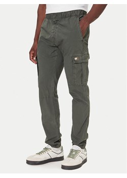 Tommy Jeans Spodnie materiałowe DM0DM22003 Zielony Regular Fit ze sklepu MODIVO w kategorii Spodnie męskie - zdjęcie 186267633