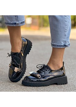 Czarne sznurowane półbuty damskie na platformie z agrafką DiA 870-81 ze sklepu suzana.pl w kategorii Półbuty damskie - zdjęcie 186273821
