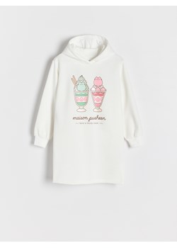 Reserved - Sukienka z pachnącym nadrukiem Pusheen - złamana biel ze sklepu Reserved w kategorii Sukienki dziewczęce - zdjęcie 186275382