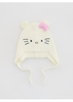 Reserved - Wiązana czapka Hello Kitty - złamana biel - id: 867GT-01X - marki Reserved - 186276072 Reserved - Wiązana czapka Hello Kitty - złamana biel ze sklepu Reserved w kategorii Czapki dziecięce - zdjęcie 186276072