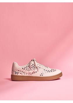 Reserved - Sneakersy z ozdobnymi ćwiekami - beżowy ze sklepu Reserved w kategorii Buty sportowe damskie - zdjęcie 186282031