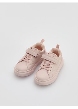 Reserved - Sneakersy z imitacji skóry - pastelowy róż ze sklepu Reserved w kategorii Trampki dziecięce - zdjęcie 186282194