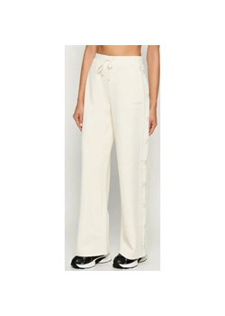 GUESS ACTIVE Spodnie dresowe OCTAVIA | Relaxed fit ze sklepu Gomez Fashion Store w kategorii Spodnie damskie - zdjęcie 186301810