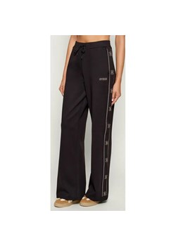 GUESS ACTIVE Spodnie dresowe OCTAVIA | Relaxed fit ze sklepu Gomez Fashion Store w kategorii Spodnie damskie - zdjęcie 186301842