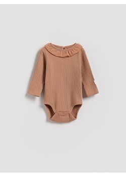 Reserved - Bawełniane body z falbanką - brązowy ze sklepu Reserved w kategorii Body niemowlęce - zdjęcie 186305474