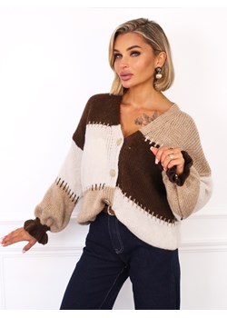 SWETER KARDIGAN ZAPINANY NA GUZIKI Z FALBANAMI PRZY RĘKAWACH- CZEKOLADOWY ze sklepu olika.com.pl w kategorii Swetry damskie - zdjęcie 186319283