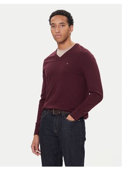 Tommy Hilfiger Sweter MW0MW28047 Bordowy Regular Fit ze sklepu MODIVO w kategorii Swetry męskie - zdjęcie 186323421