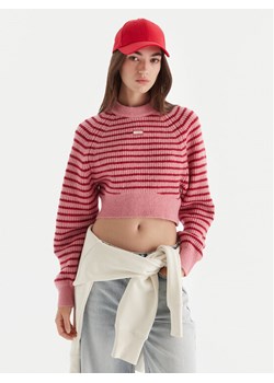 Tommy Jeans Sweter Badge DW0DW21677 Różowy Regular Fit ze sklepu MODIVO w kategorii Swetry damskie - zdjęcie 186323470
