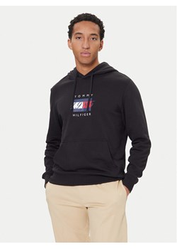 Tommy Hilfiger Bluza Linear Flag MW0MW41332 Czarny Regular Fit ze sklepu MODIVO w kategorii Bluzy męskie - zdjęcie 186323510