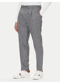 Tommy Hilfiger Spodnie materiałowe Harlem MW0MW41340 Szary Regular Fit ze sklepu MODIVO w kategorii Spodnie męskie - zdjęcie 186323513
