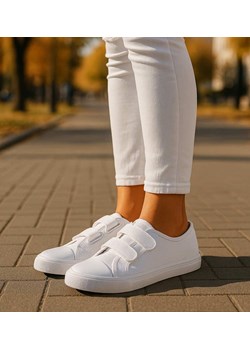 Białe tenisówki dla dziewczynki na rzepy /C2-1 18102 T189/ ze sklepu Pantofelek24.pl w kategorii Trampki dziecięce - zdjęcie 186337720