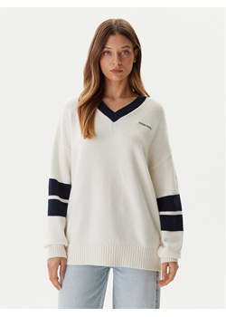 Guess Jeans Sweter W5BR10 Z0561 Écru Relaxed Fit ze sklepu MODIVO w kategorii Swetry damskie - zdjęcie 186338684