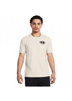 Męski t-shirt z nadrukiem Under Armour UA M Grounds Crew Hw Ss - beżowy ze sklepu Sportstylestory.com w kategorii T-shirty męskie - zdjęcie 186350561
