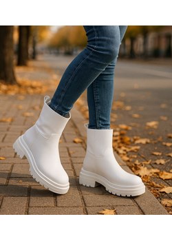 Botki damskie na płaskim obcasie Białe /A10-3 18262 W187 +H2/ ze sklepu Pantofelek24.pl w kategorii Botki - zdjęcie 186385110