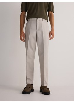 Reserved - Spodnie chino regular fit - beżowy ze sklepu Reserved w kategorii Spodnie męskie - zdjęcie 186388120