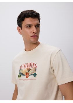 Reserved - T-shirt boxy z nadrukiem - beżowy - id: 495EX-08X - marki Reserved - 186388132 Reserved - T-shirt boxy z nadrukiem - beżowy ze sklepu Reserved w kategorii T-shirty męskie - zdjęcie 186388132