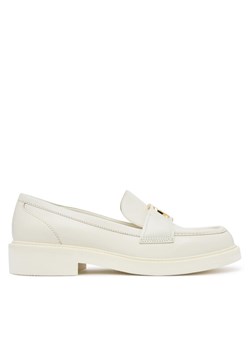 Loafersy Guess FLPSHU LEA14 Écru ze sklepu eobuwie.pl w kategorii Lordsy damskie - zdjęcie 186389243