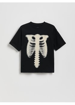 Reserved - Bawełniany t-shirt oversize - czarny - id: 051FH-99X - marki Reserved - 186392891 Reserved - Bawełniany t-shirt oversize - czarny ze sklepu Reserved w kategorii T-shirty chłopięce - zdjęcie 186392891