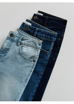Reserved - Elastyczne jeansy regular - niebieski ze sklepu Reserved w kategorii Spodnie chłopięce - zdjęcie 186400740